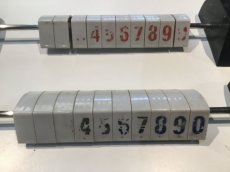 zz.0060 zz.0060 2dehands set ivoorkleurige tellers